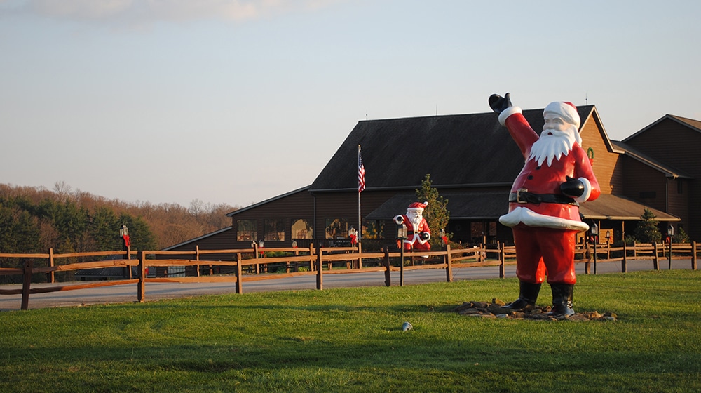 santas-lodge-exterior-santa-statue-fall