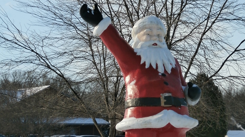 santas-lodge-santa-statue-1000x560