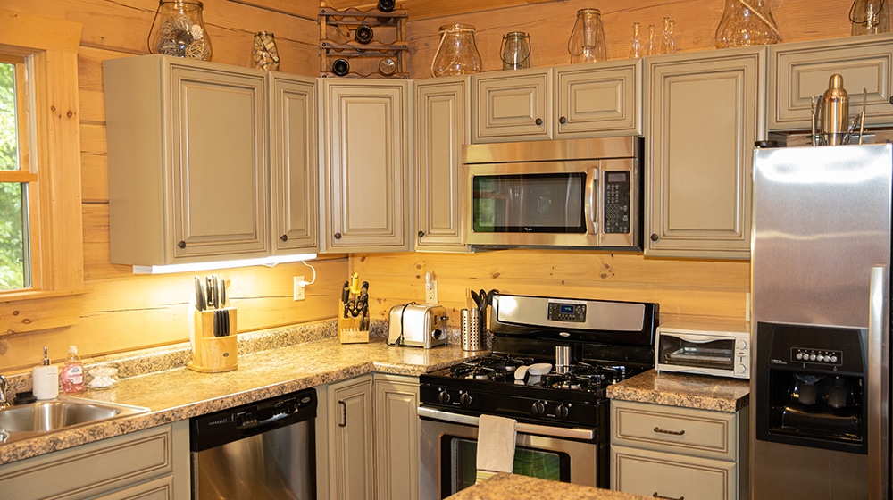 hollow-creek-cabin-kitchen